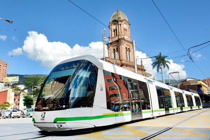 Medellín City & Commune 13 Graffiti Tour: Full-Day Private Cultural Experience