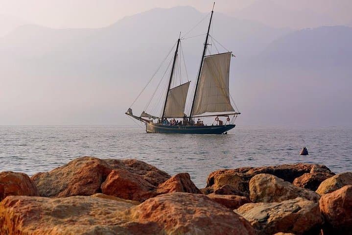 Sunset Motorsailer Cruise on Lake Garda — Private Aperitif & Shoreline Sights