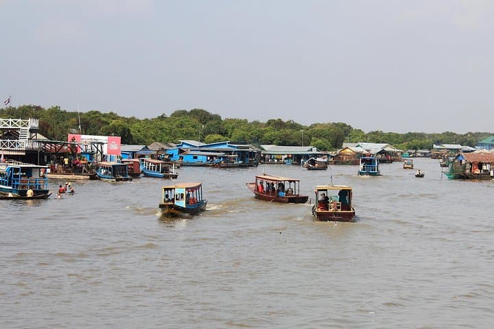 Tonle Sap Sunset Cruise: Floating Village, Cambodian Drinks & Siem Reap Evening Tour photo 4