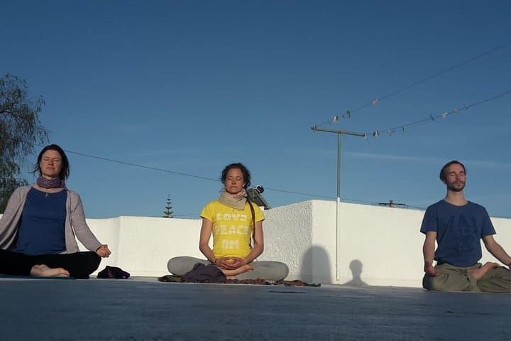 Rooftop Yoga in Faro: Beginner’s Morning on a White Roof photo 3