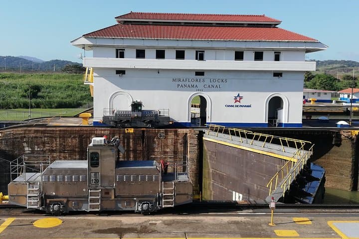 Panamá Canal & Casco Viejo Guided Tour — Miraflores Locks to Old Town photo 1