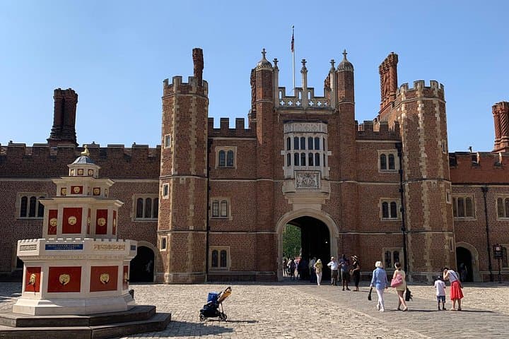 Skip-the-Line Private Transfer to Hampton Court Palace: London Day Trip with Tickets photo 3