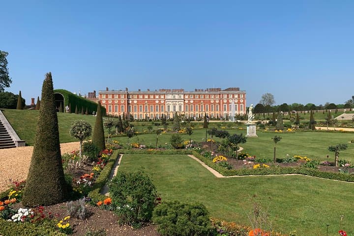Skip-the-Line Private Transfer to Hampton Court Palace: London Day Trip with Tickets