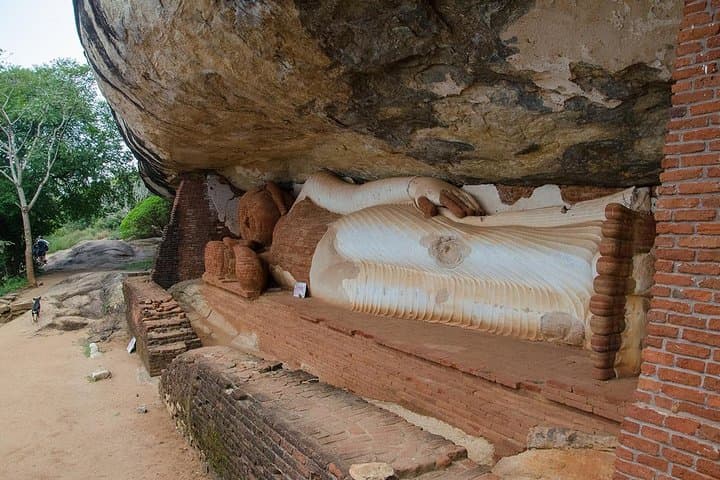 Pidurangala Rock Day Hike from Kandy: Panoramic Views, Temple & Local Crafts photo 4