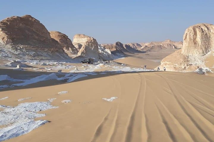 Overnight Bahariya Oasis: Black & White Desert and Crystal Mountain Adventure