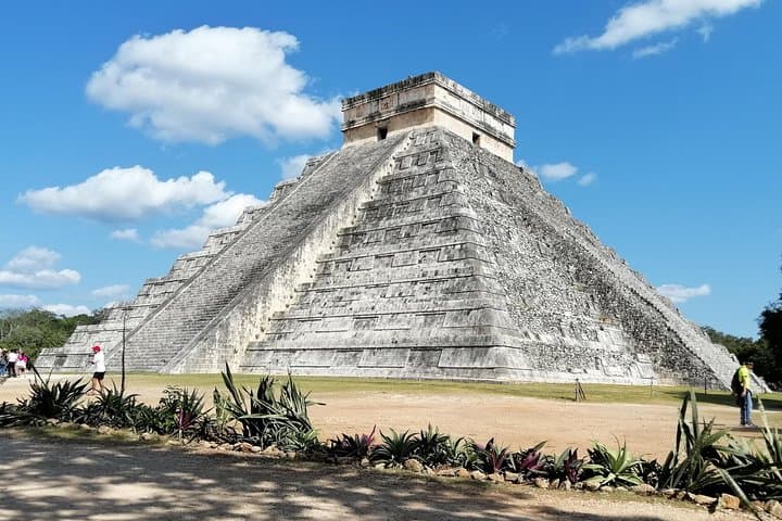 Chichén Itzá Early-Morning Private Tour: Ik-Kil Cenote & Valladolid