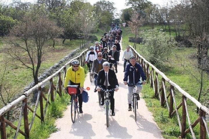 E‑Bike Loop Through Puglia’s Itria Valley: Alberobello, Locorotondo & Winery Tastings photo 1