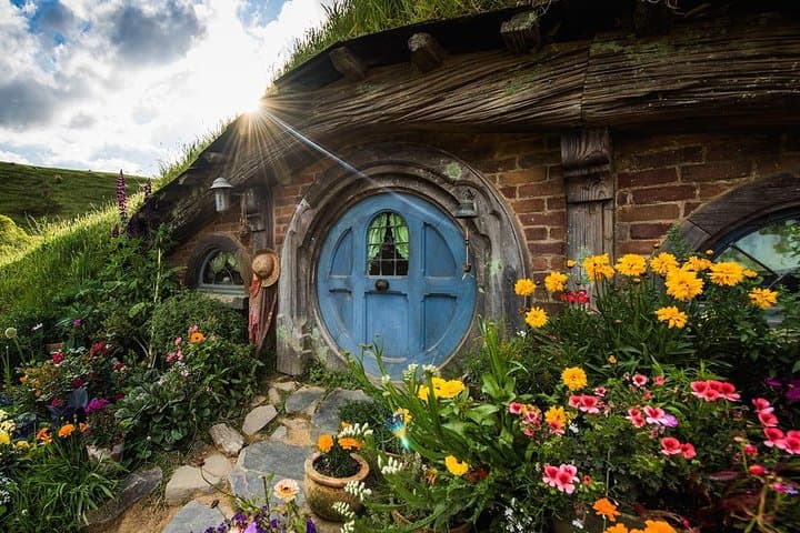 Hobbiton and Te Puia Day Tour from Auckland: Hobbit Holes, Geysers & Māori Culture photo 4