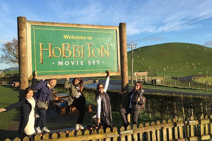 Hobbiton and Te Puia Day Tour from Auckland: Hobbit Holes, Geysers & Māori Culture photo 3