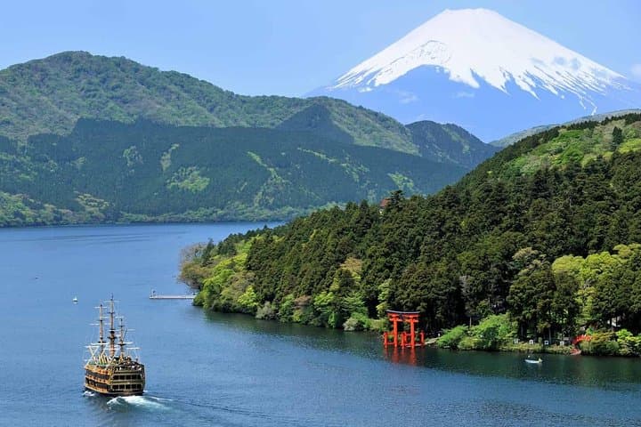 Hakone Full-Day Private Tour from Tokyo — Owakudani, Lake Ashi & Art Museums