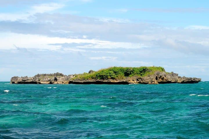 Boracay Island Hopping: Helmet Diving, UFO Ride & Premium Lunch on a Small-Group Tour
