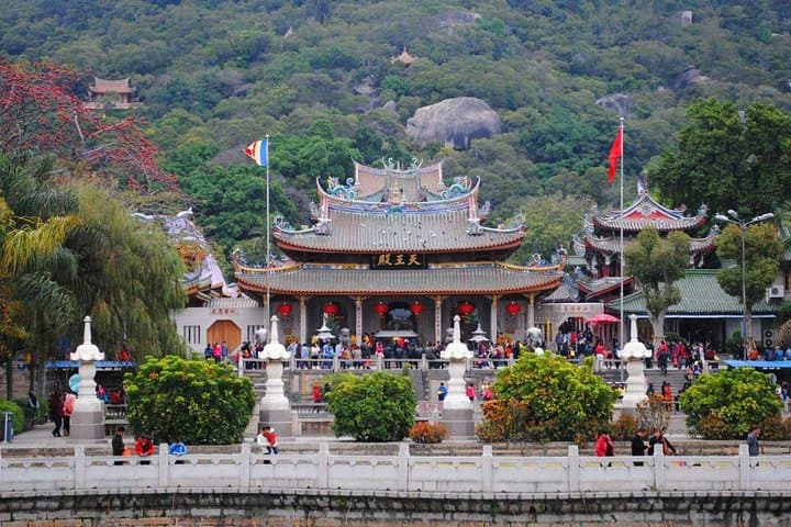 Explore Xiamen & Gulangyu: Private Day Tour to Coastal Gardens, Temples & Hulishan Fort photo 4