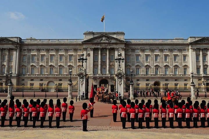 Private Heathrow Layover Tour — 6-Hour London Highlights with Chauffeur