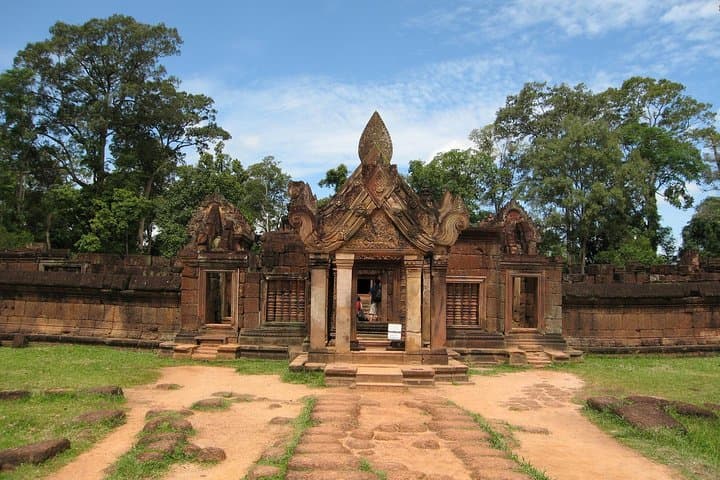 Banteay Srei Day Tour from Siem Reap — Banteay Srei, East Mebon, Neak Pean & Preah Khan photo 5