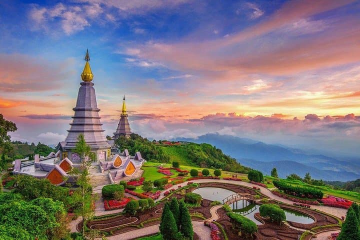Chiang Mai Lifestyle Guided Tour: River Cruise, Temples & Warorot Market