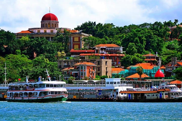 Xiamen Private Day Tour — Gulangyu Island, Nanputuo Temple & Huandao Road photo 3
