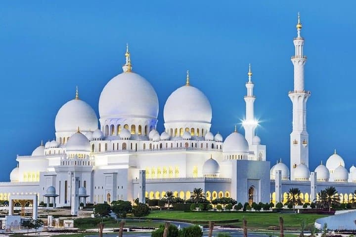 Abu Dhabi City Tour — Sheikh Zayed Mosque, Corniche & Heritage Stops