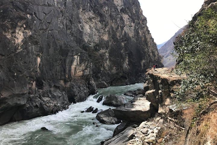 Tiger Leaping Gorge: 2-Day Lijiang Hike with Overnight at the High Trail photo 3