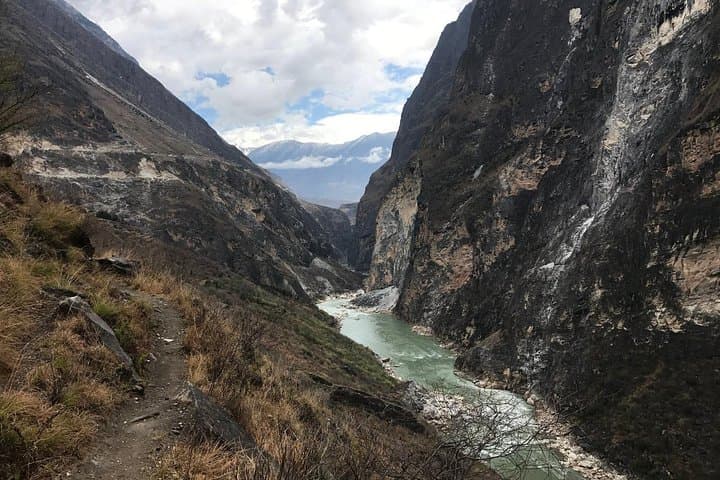 Tiger Leaping Gorge: 2-Day Lijiang Hike with Overnight at the High Trail photo 2