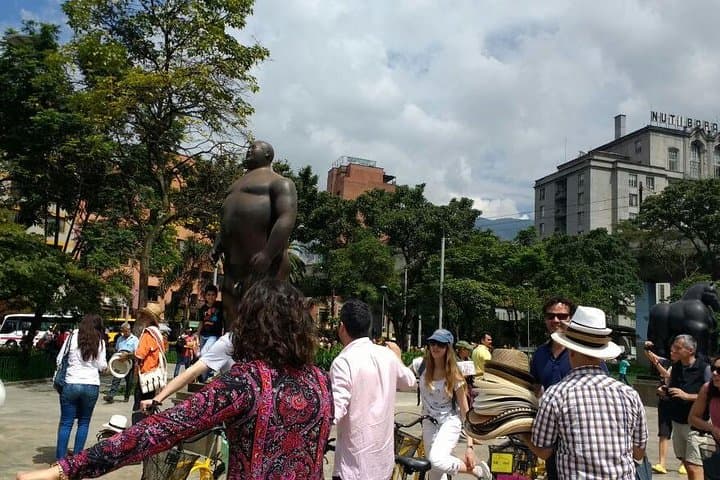 Medellín Bike Tour: Ride Through the City of Eternal Spring photo 4