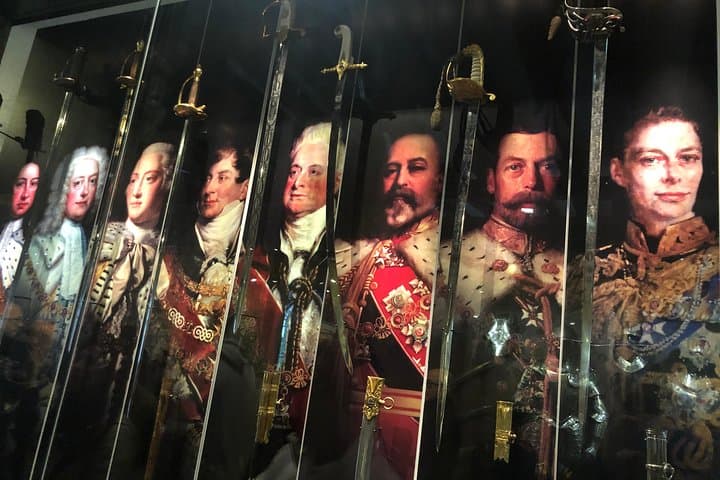 Full-Day Private London Walking Tour Using Public Transport — See Westminster to the Tower
