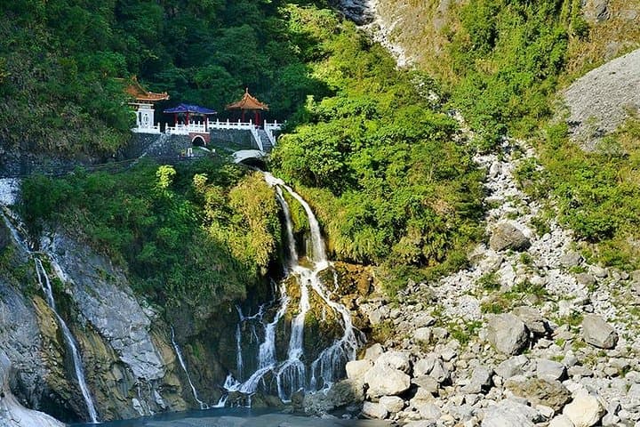 Private Taroko Gorge Day Tour from Taipei — Marble Canyons, Eternal Spring Shrine & Qixingtan Beach photo 5