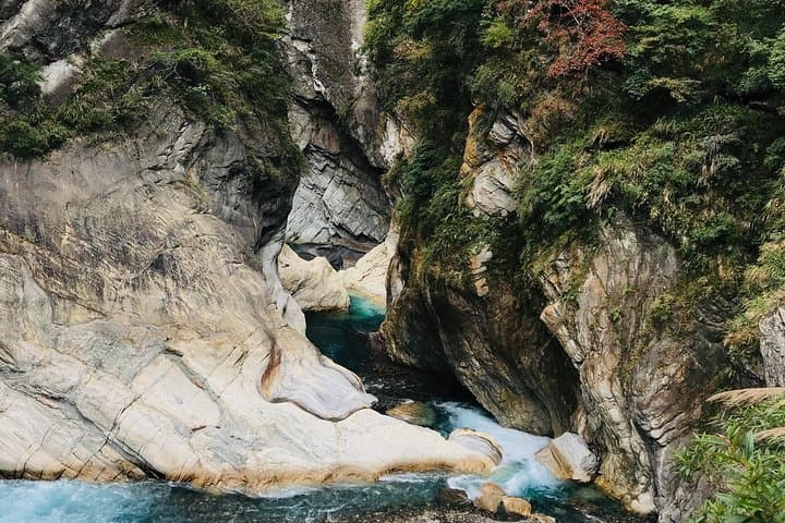Private Taroko Gorge Day Tour from Taipei — Marble Canyons, Eternal Spring Shrine & Qixingtan Beach photo 4