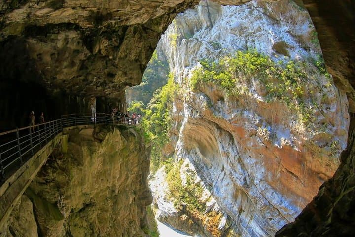 Private Taroko Gorge Day Tour from Taipei — Marble Canyons, Eternal Spring Shrine & Qixingtan Beach photo 3