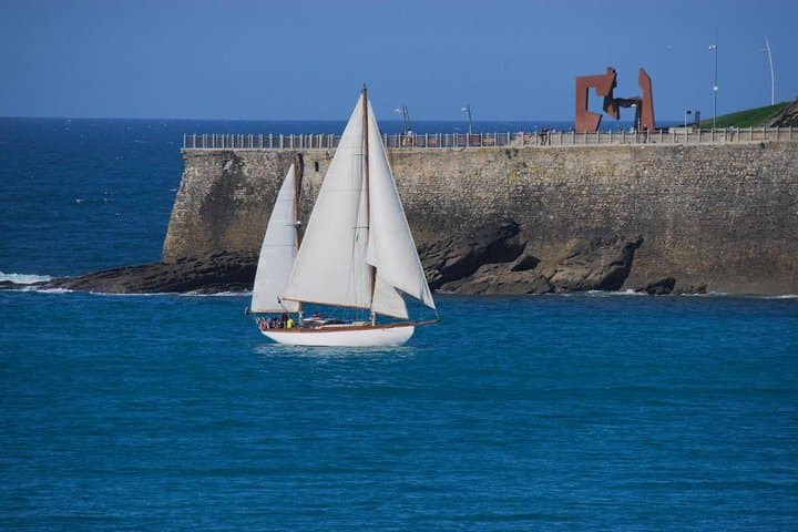Classic Private Yacht Cruise in San Sebastián: Sail La Concha Bay photo 3