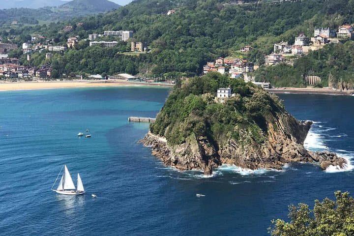 Classic Private Yacht Cruise in San Sebastián: Sail La Concha Bay photo 1