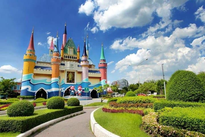 Siam Amazing Park: Bangkok's Giant Wave Pool & Full-Day Amusement Experience