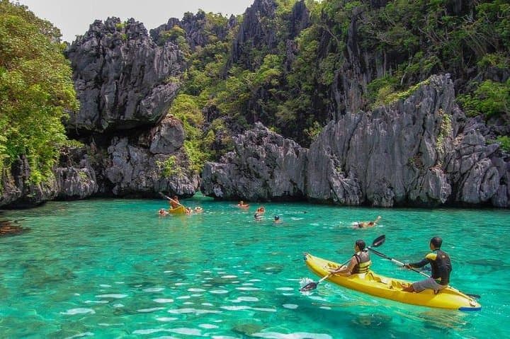 El Nido Island Hopping Tour D: Small Lagoon, Cadlao Lagoon & Quiet Beaches in Bacuit Bay