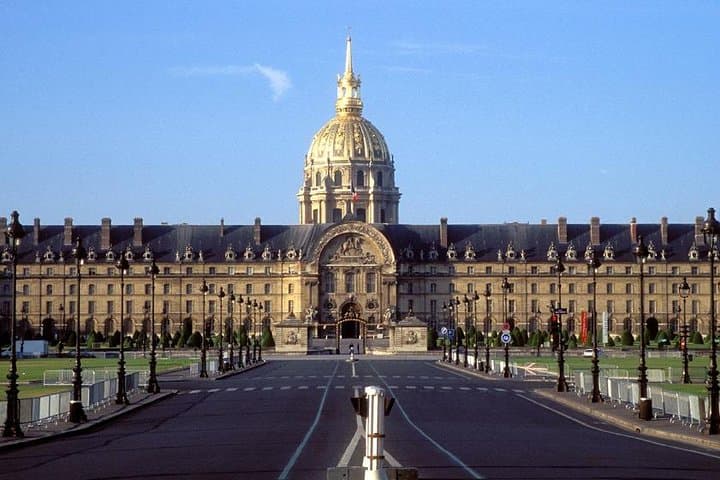 5-Hour Private Paris Layover Tour from CDG: Eiffel, Montmartre & Notre-Dame photo 6