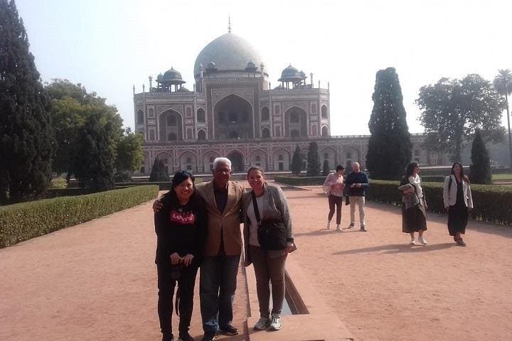 Full-Day Sightseeing in Old and New Delhi: Practical Guide to Monuments, Markets & Rickshaw Alleys