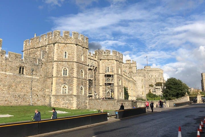 Young Victoria's London: Windsor Castle & Kensington Palace — Day Tour Guide photo 3