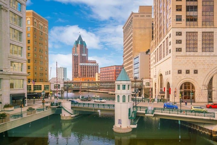 Milwaukee Self-Guided Scavenger Hunt — A Splash of Color: Lakefront to Third Ward photo 2