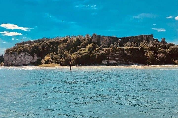 Private Boat Tour from Sirmione to Isola del Garda with Prosecco (2 hours) photo 2