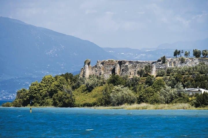 Private Boat Tour from Sirmione to Isola del Garda with Prosecco (2 hours) photo 3