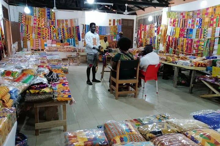 2-Day Kumasi City Tour: Manhyia Palace, Kente Weaving & Lake Cruise