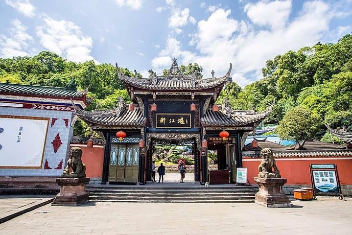 Qingcheng Mountain & Dujiangyan Day Trip: Taoist Temples and Ancient Waterworks photo 2