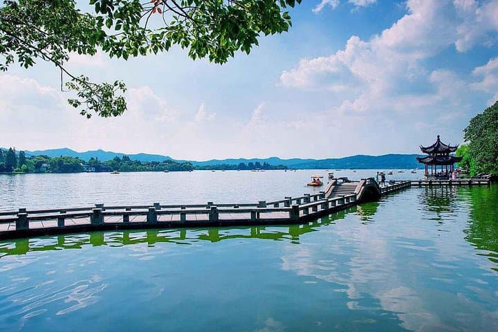 Essential Hangzhou Private Day Tour: West Lake, Lingyin Temple & Dragon Well Tea photo 1