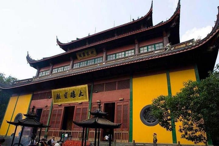 Essential Hangzhou Private Day Tour: West Lake, Lingyin Temple & Dragon Well Tea photo 2