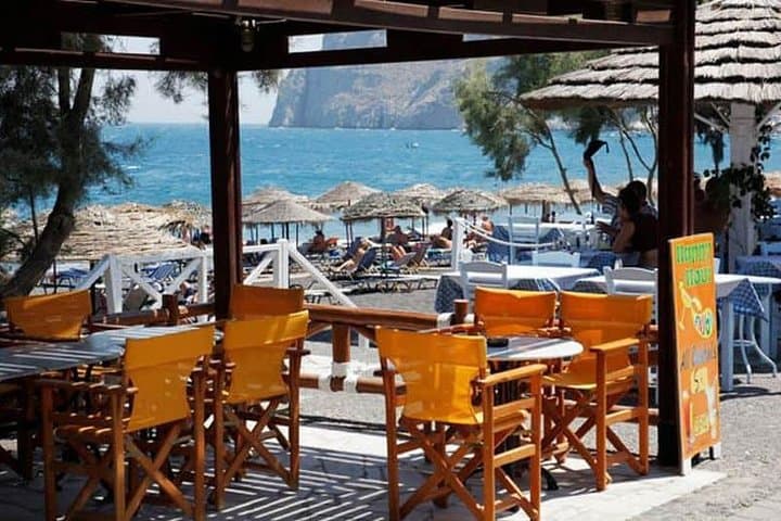 Santorini Easy Private Family Tour: Kamari Beach, Underground Wine Museum & Seaside Lunch