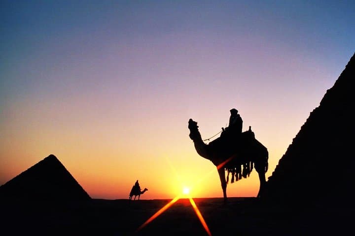 Full-Day Giza Pyramids and Egyptian Museum Tour with Sunset Camel Ride