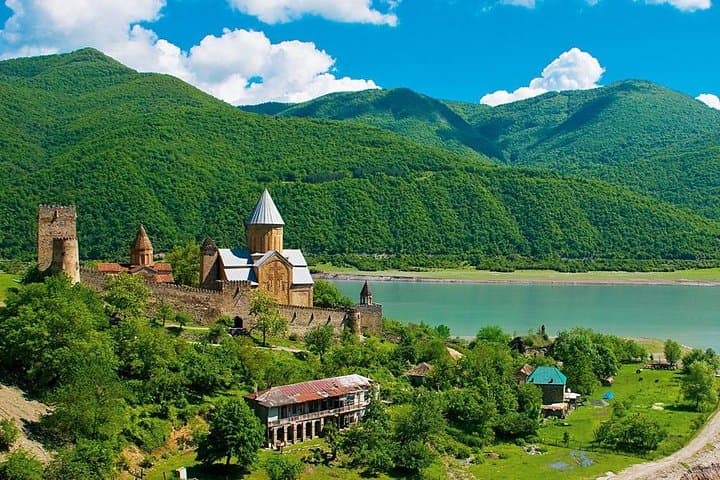 Tbilisi to Gudauri: Private Day Tour to Ananuri, Zhinvali Reservoir & Gergeti