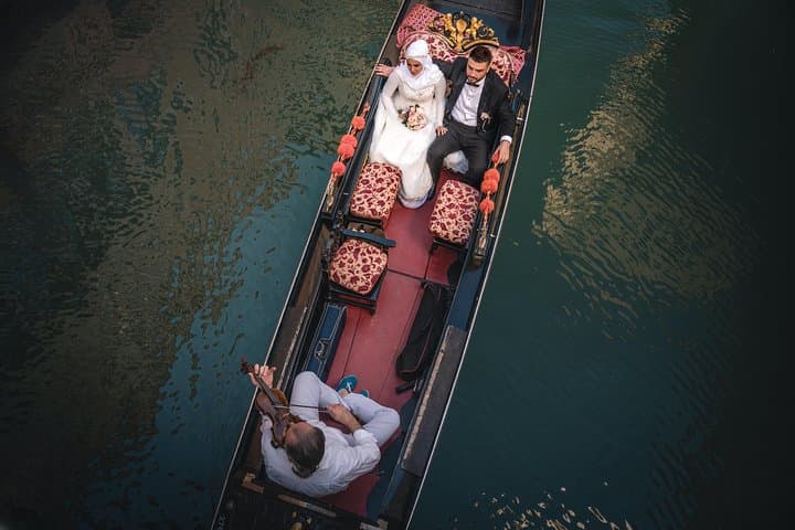 Venice Dorsoduro Gondola Ride with Violinist and Champagne: Canal Cruise Guide photo 5