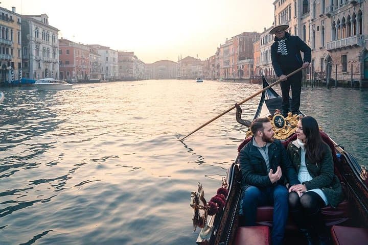 Venice Dorsoduro Gondola Ride with Violinist and Champagne: Canal Cruise Guide photo 6