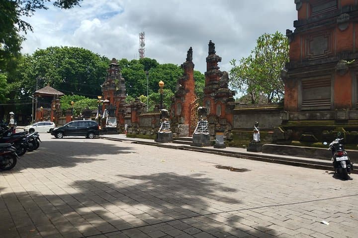 Denpasar to Uluwatu: GWK Statue, Bali Museum & Cliffside Sunset Guide photo 2