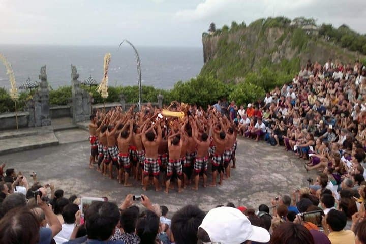 Denpasar to Uluwatu: GWK Statue, Bali Museum & Cliffside Sunset Guide photo 3