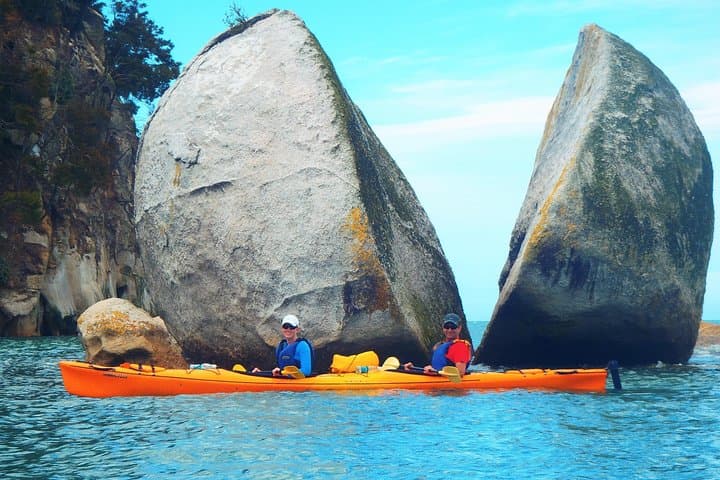 Split Apple Rock Kayak Tour from Kaiteriteri: Guided Paddle to Granite Headlands